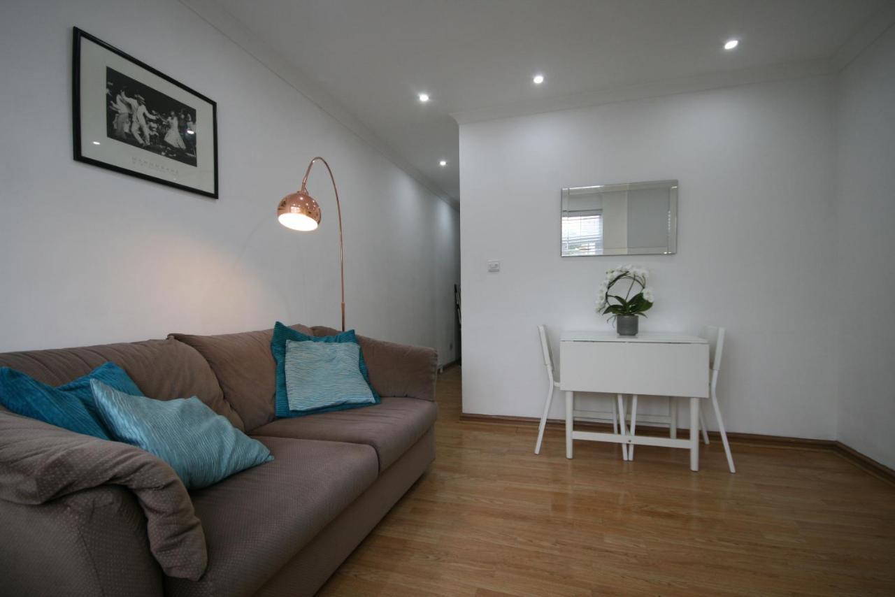 Molesey Near Hampton Court, Viking Short Stays West Molesey Exterior foto